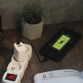USB adaptér BASIC bílá, 1x USB-A, 1x USB-C, 15W 1