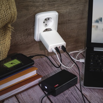 USB adaptér GAN bílá, 1x USB-A, 3x USB-C, 120W 1