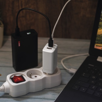 USB adaptér GAN bílá, 1x USB-A, 2x USB-C, 65W 1