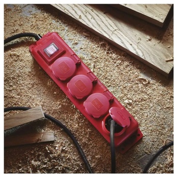 Prodlužovací kabel P14131 červená/černá, 4 zásuvky, délka 3 m 1