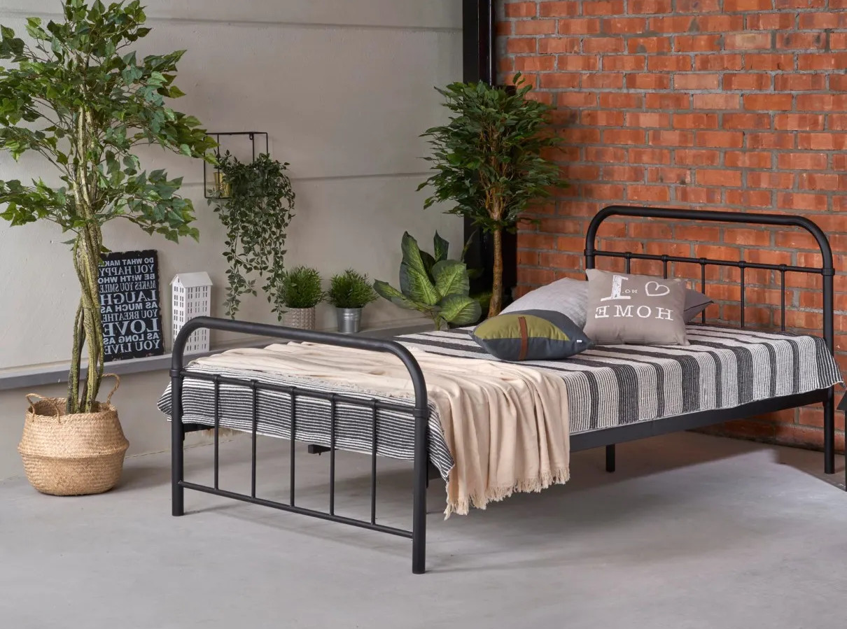 Posteľ Anastacia s industriálnym nádychom. Zdroj: Sconto