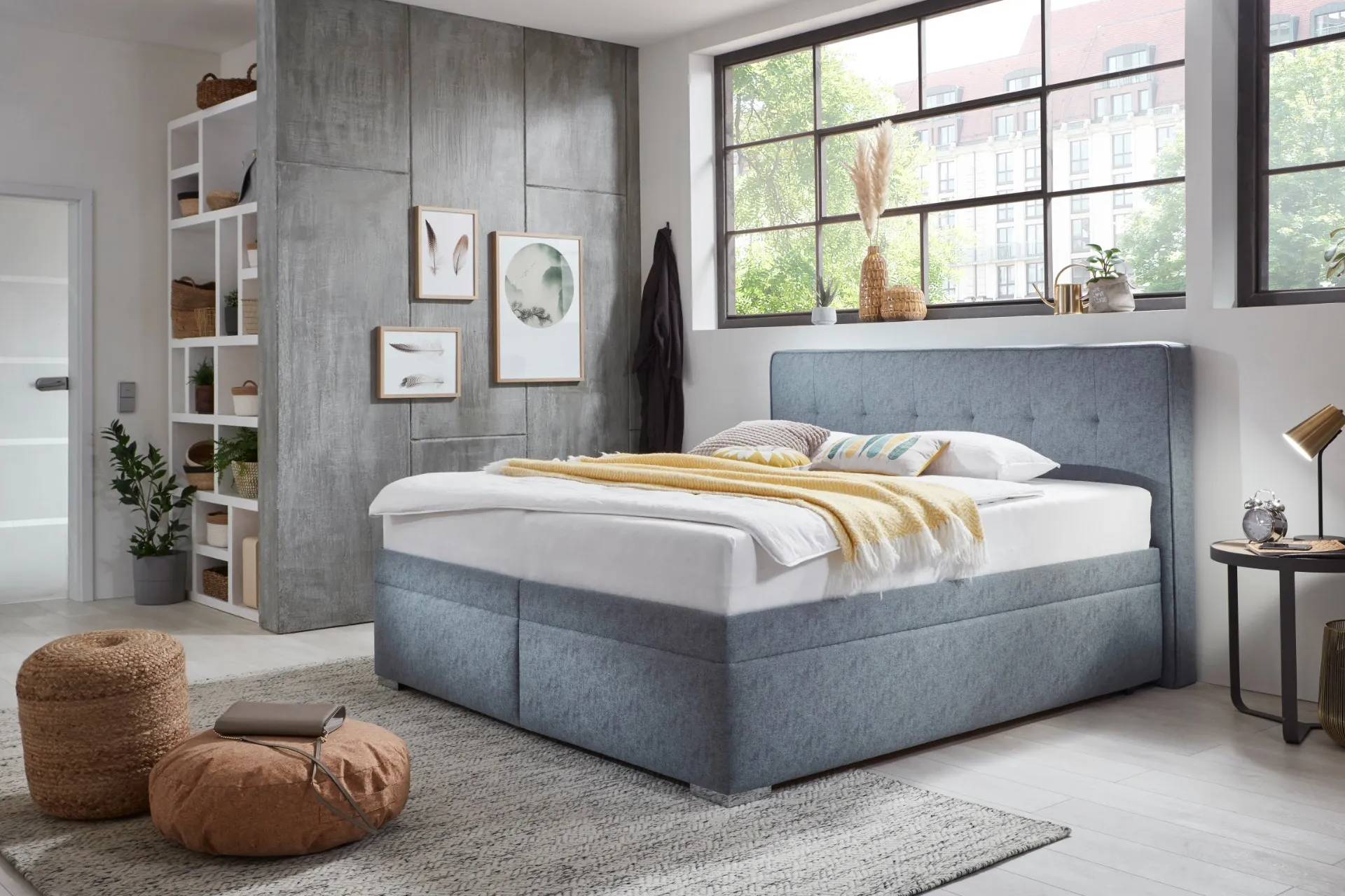 Sivá boxspringová posteľ s úložným priestorom