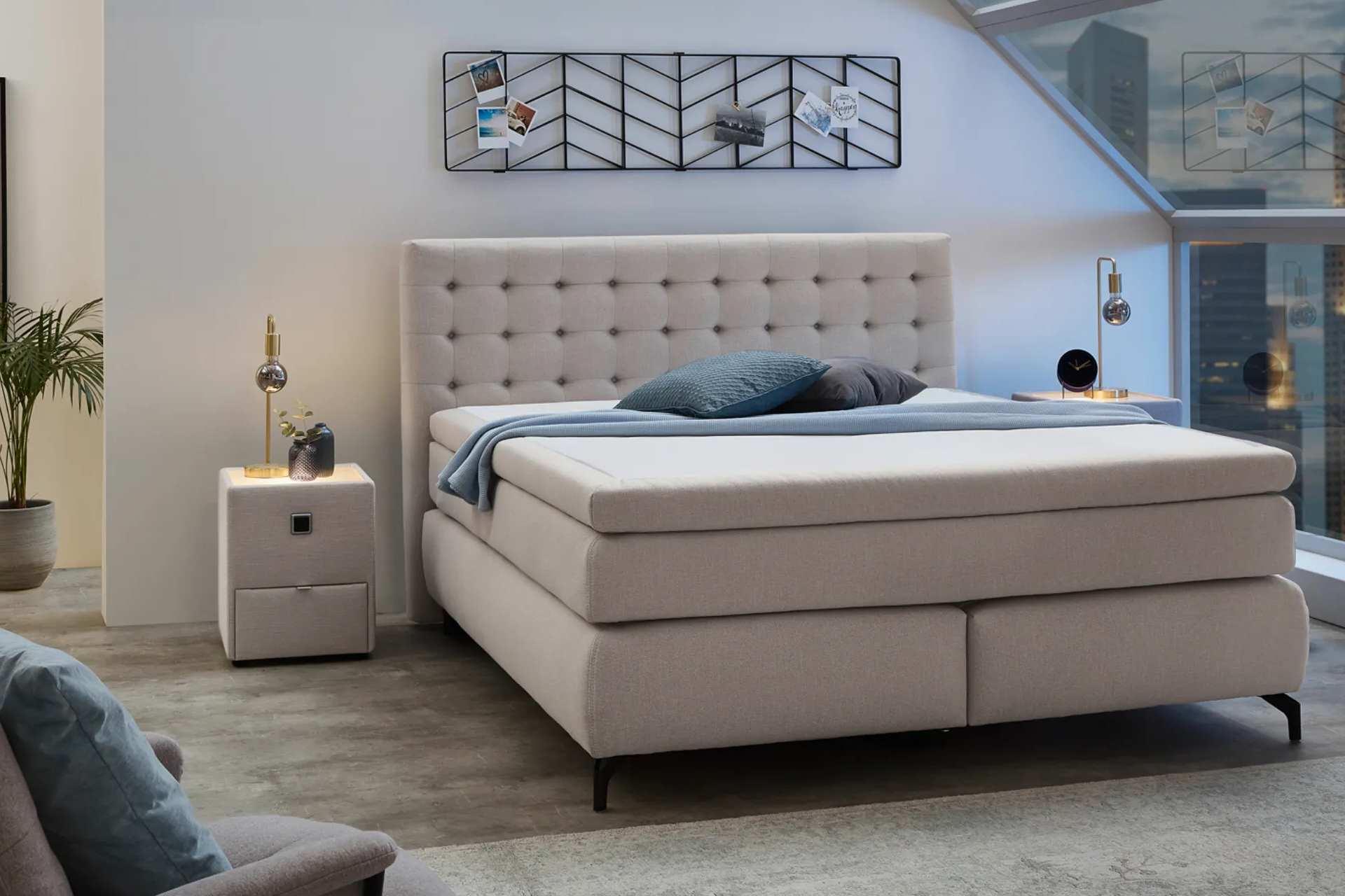 Boxspringová posteľ Margot. Zdroj: SCONTO Svetlo sivá posteľ boxspring