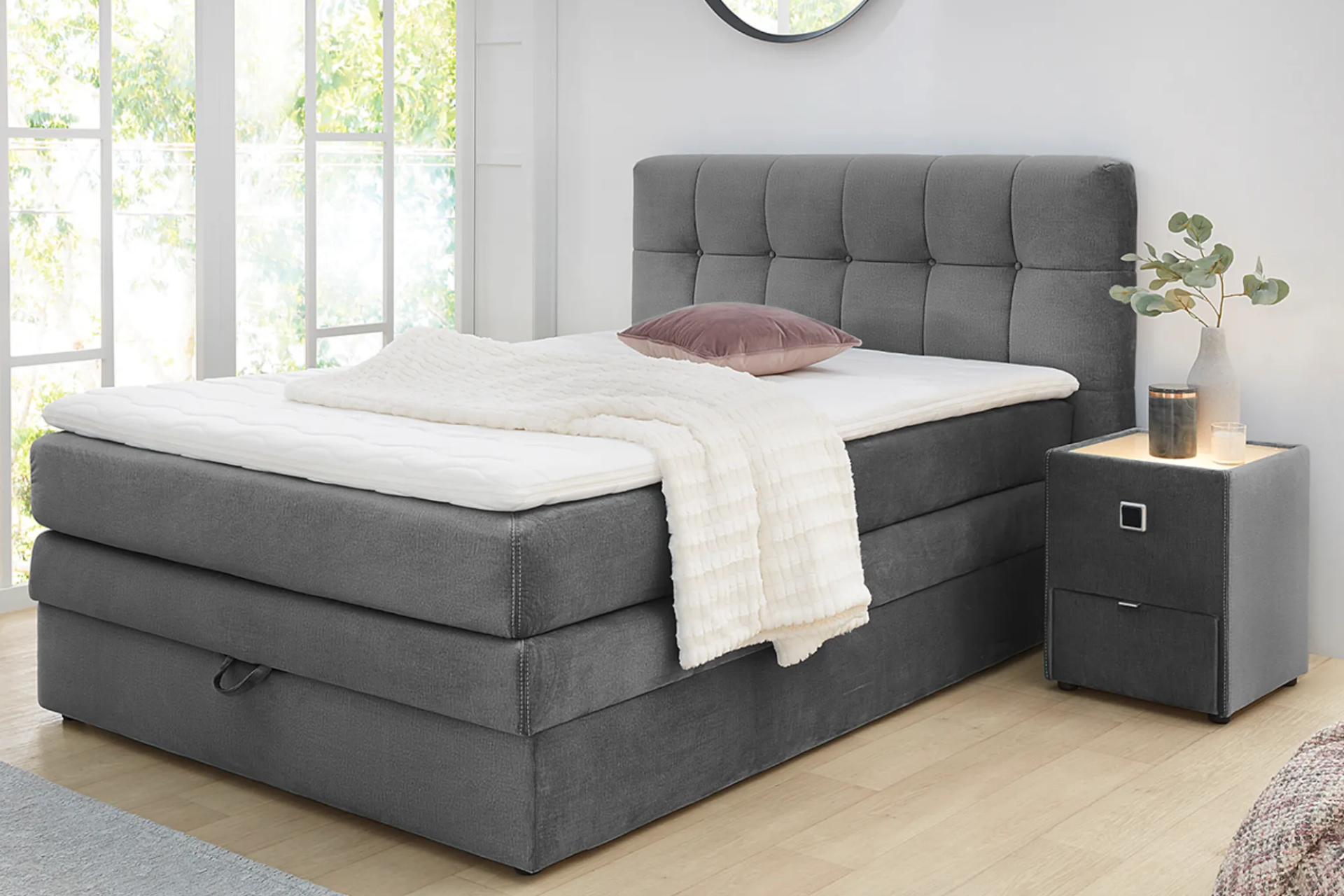Boxspringová posteľ Marilyn. Zdroj: SCONTO Tmavosivá posteľ boxspring