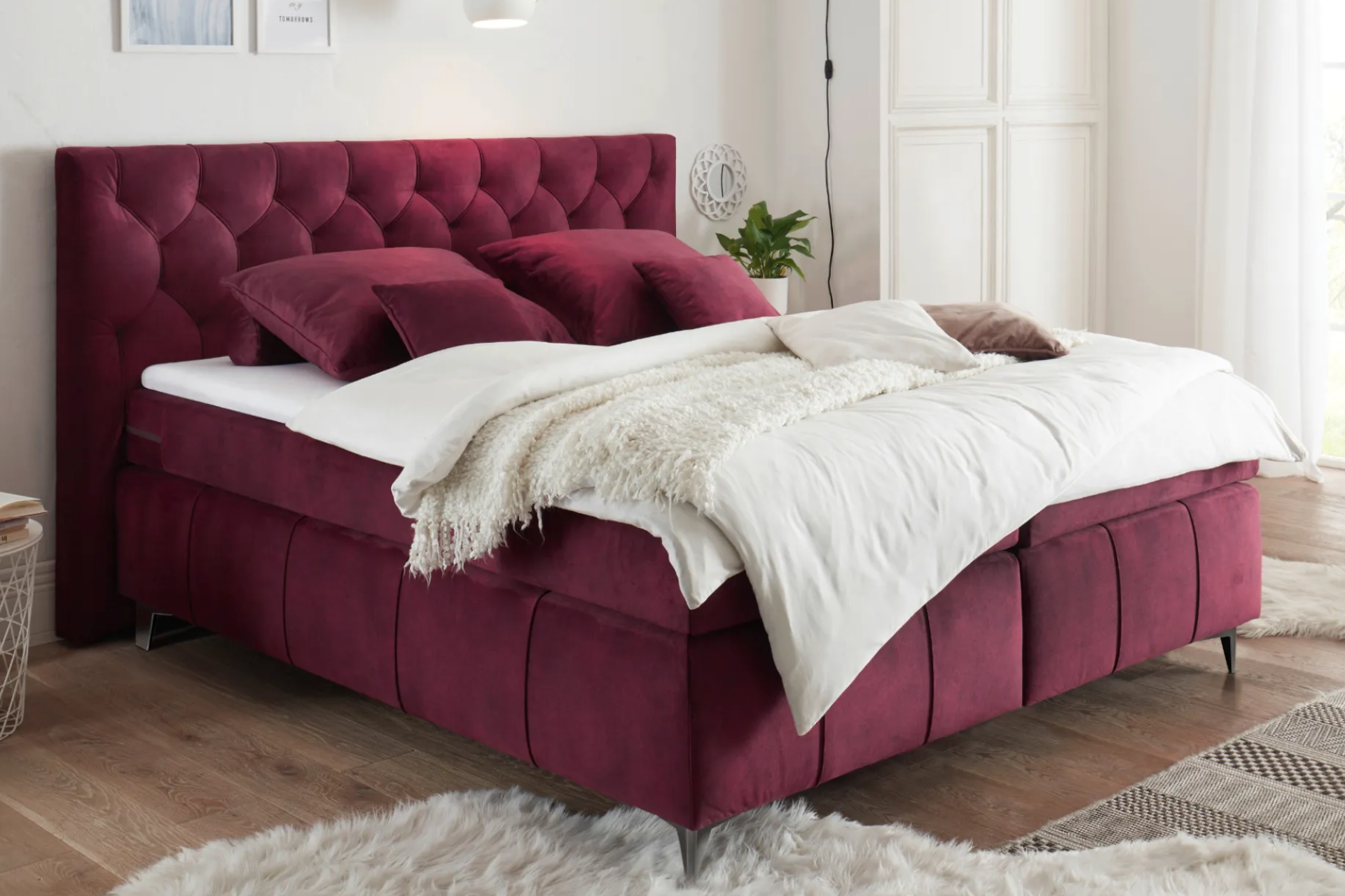Čalouněná boxspringová postel ve vínovém odstínu