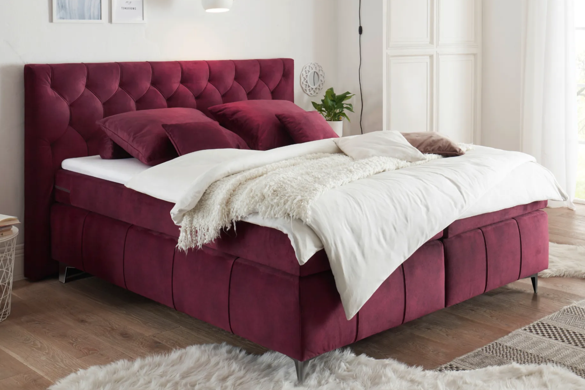 Čalúnená boxspringová posteľ Pembroke 8. Zdroj: SCONTO Čalúnená boxspringová posteľ vo vínovom odtieni