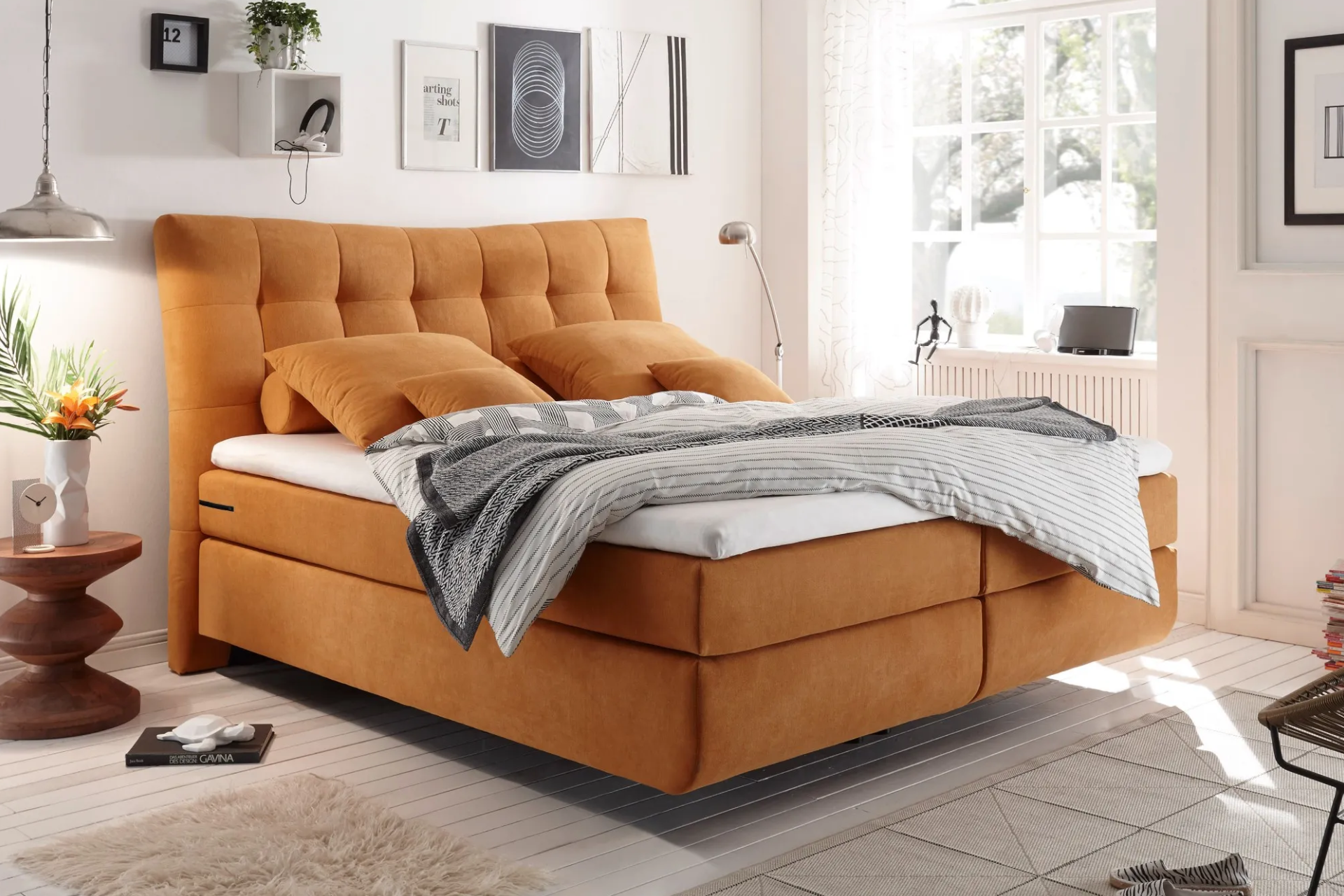 Čalúnená boxspringová posteľ Layla. Zdroj: SCONTO Oranžová čalúnená boxspringová posteľ