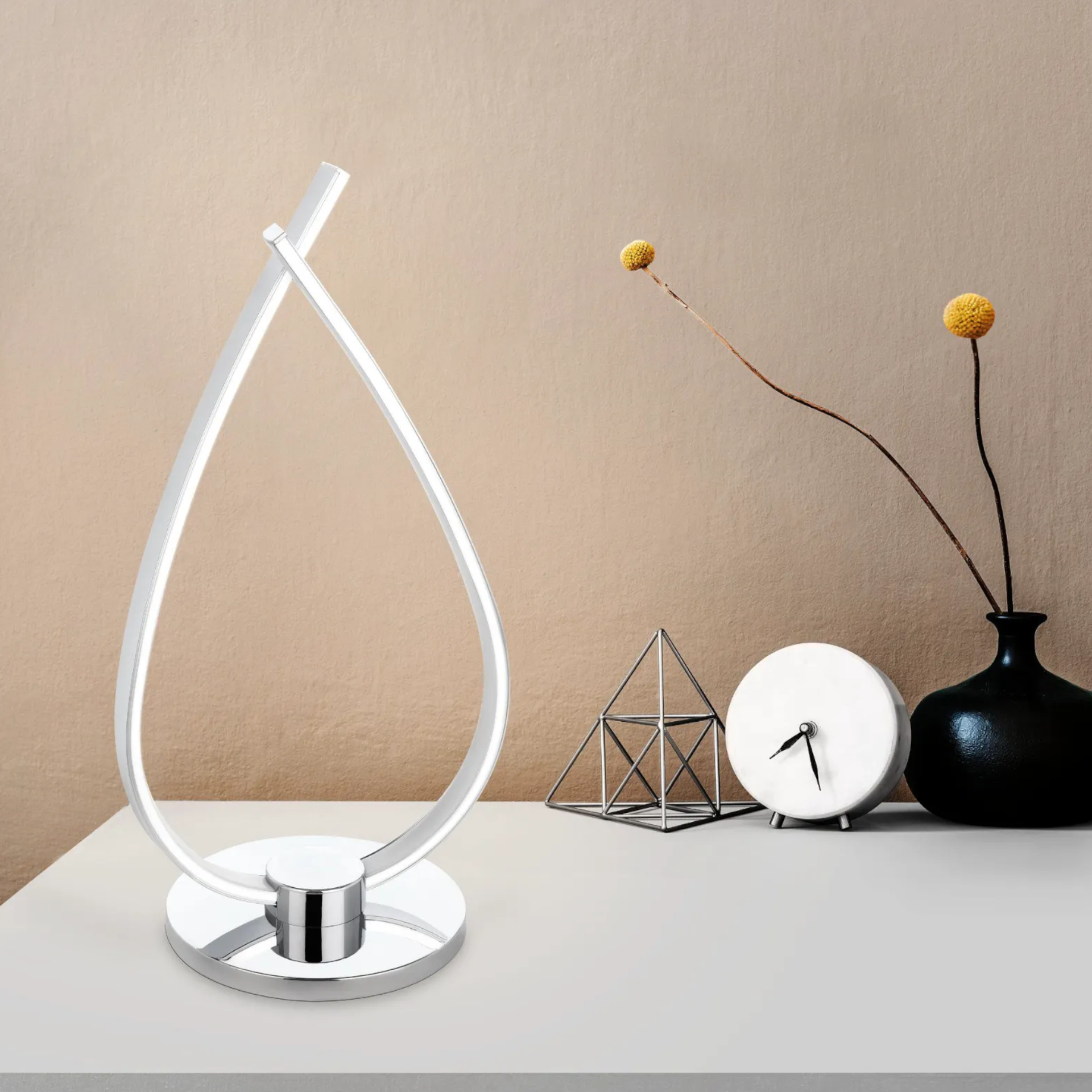 Strieborná lampička Roncade s LED zdrojom v teplej bielej farbe. Zdroj: SCONTO strieborná lampička s LED zdrojom v teplej bielej farbe