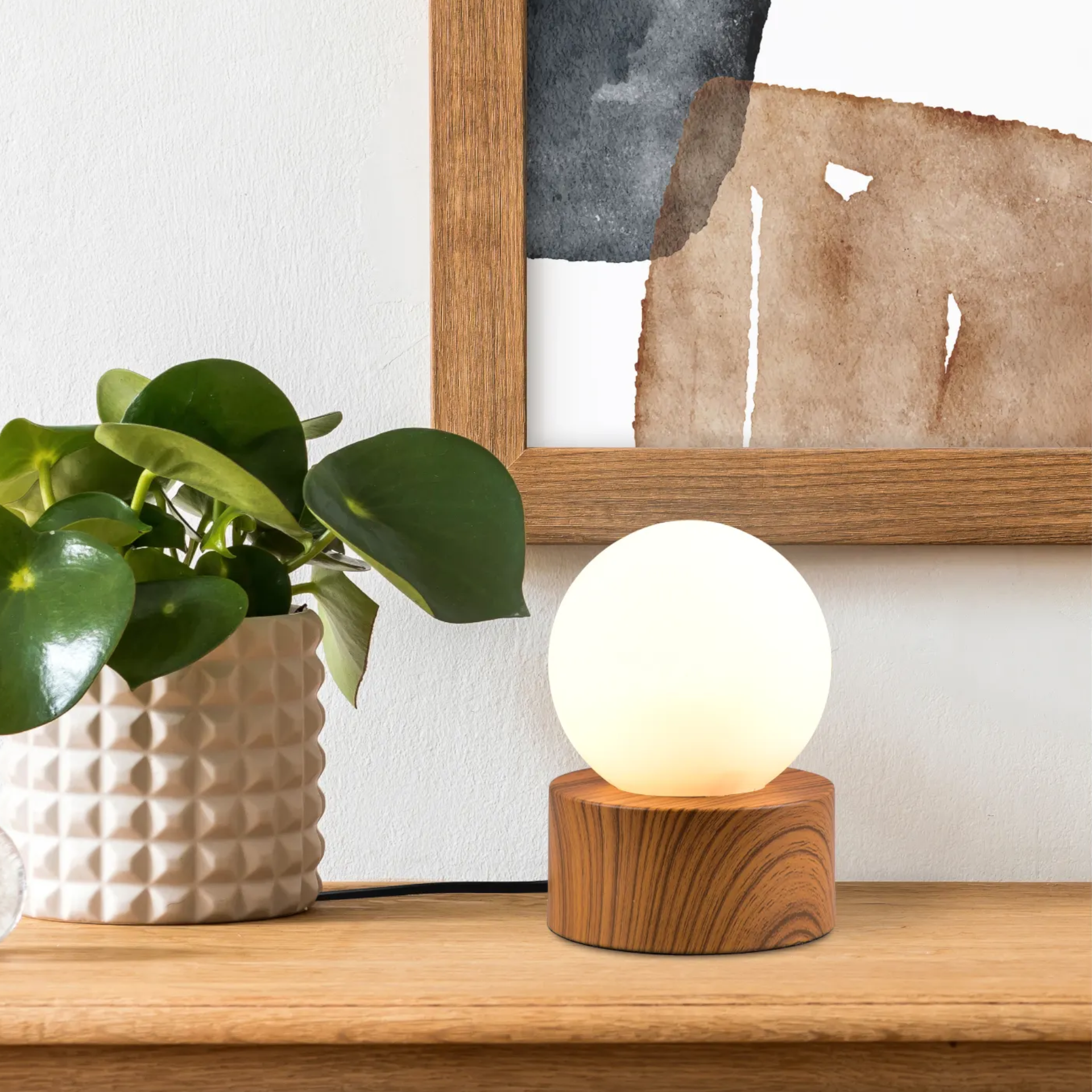 Stolná lampa Countess s dreveným podstavcom. Zdroj: SCONTO Stolná lampa s dreveným podstavcom