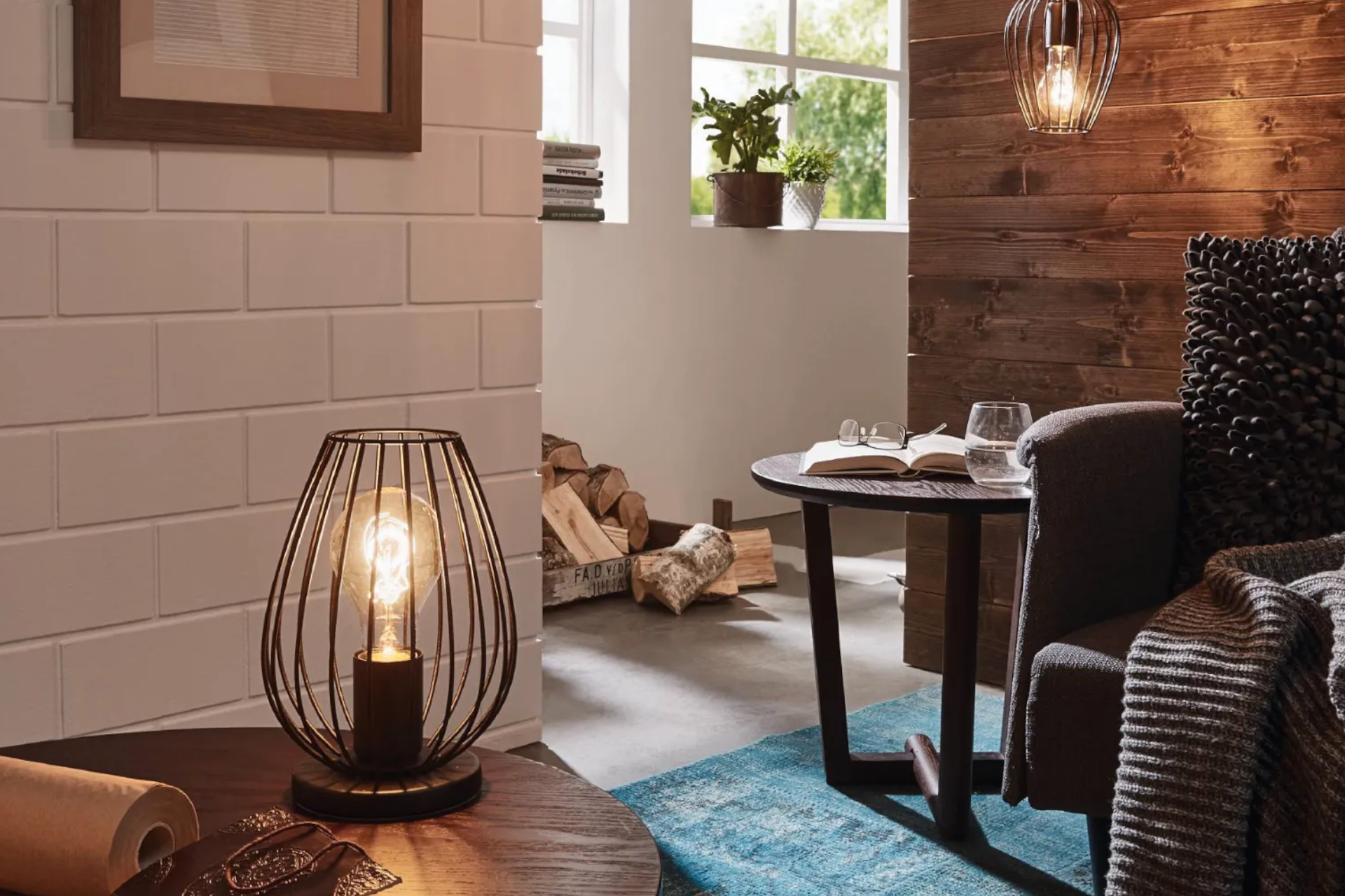 Moderná stolná lampa Newton 1. Zdroj: SCONTO Moderná stolná lampa kovová čierna