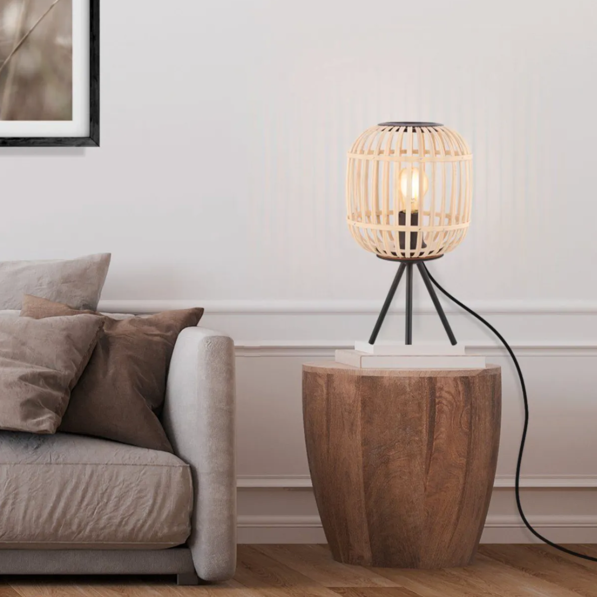 Stolná lampa Bordesley. Zdroj: SCONTO Stolná lampa z čierneho kovu a prírodného bambusu