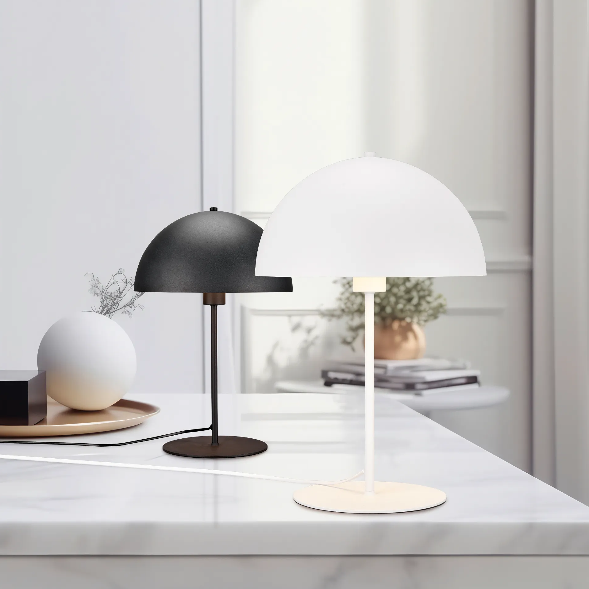 Stolná lampa Nola s kovovou konštrukciou. Zdroj: SCONTO Stolná lampa s kovovou konštrukciou