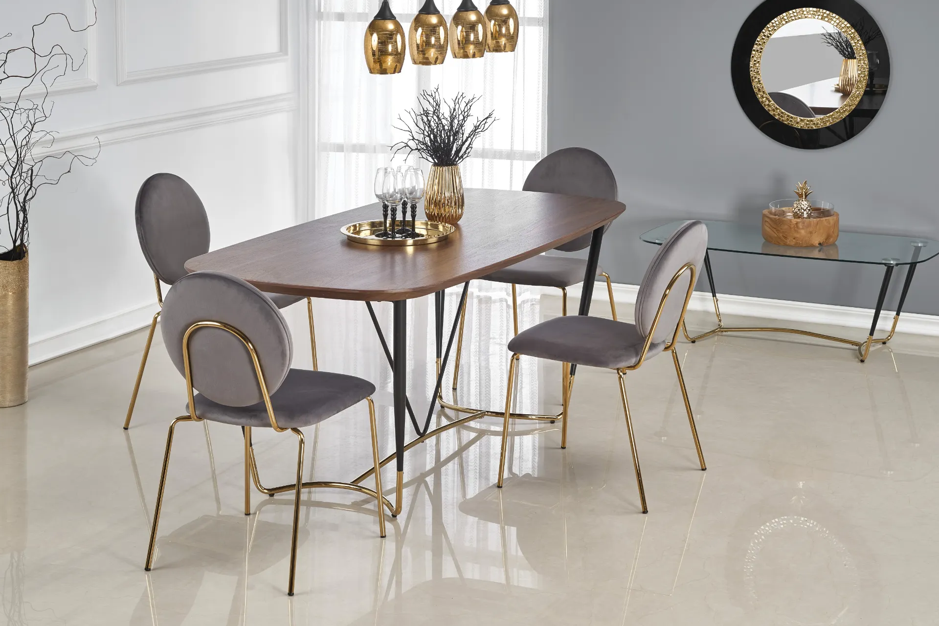 Jedálenský stôl s kovovými nohami