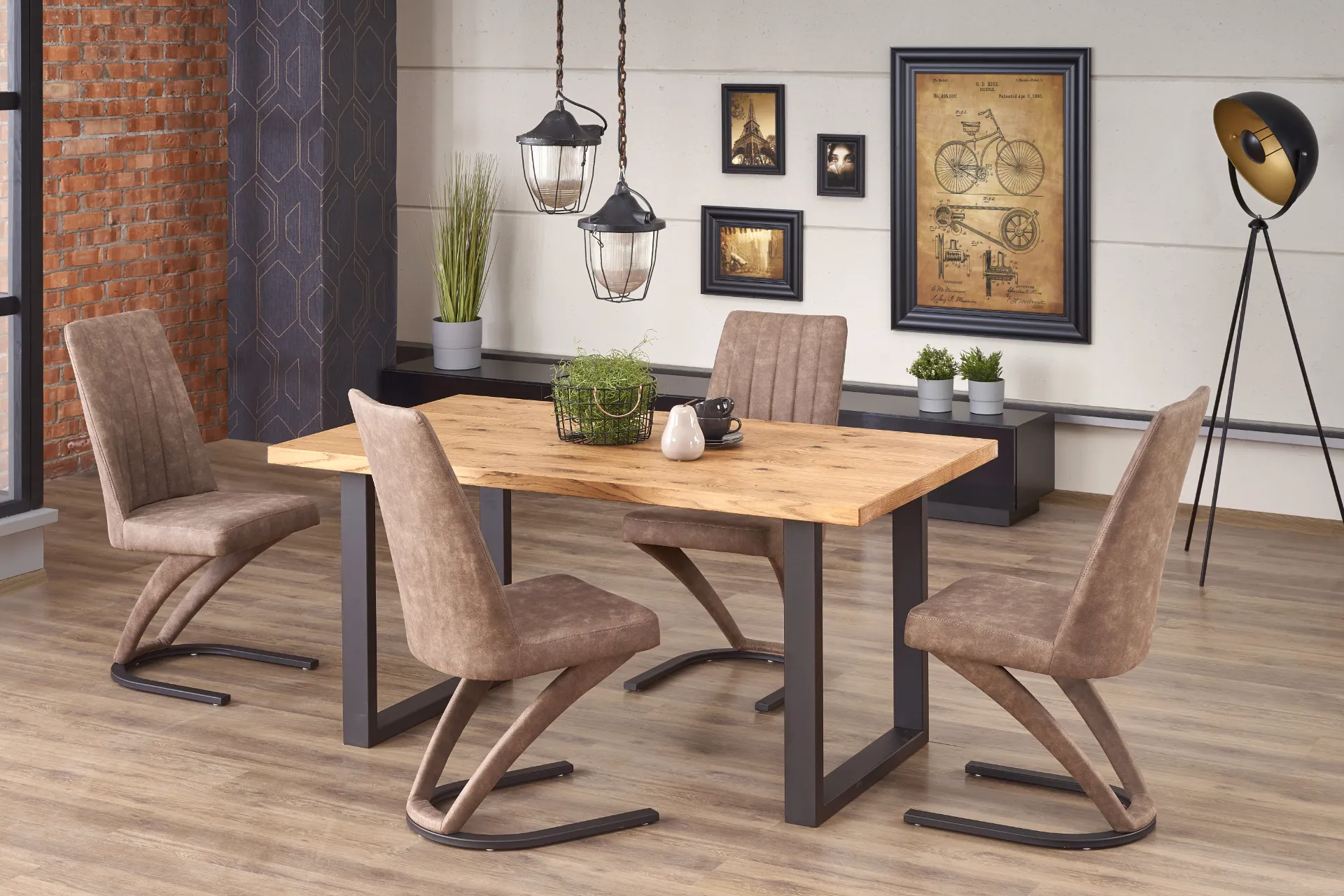 Drevený stôl s kovovými nohami