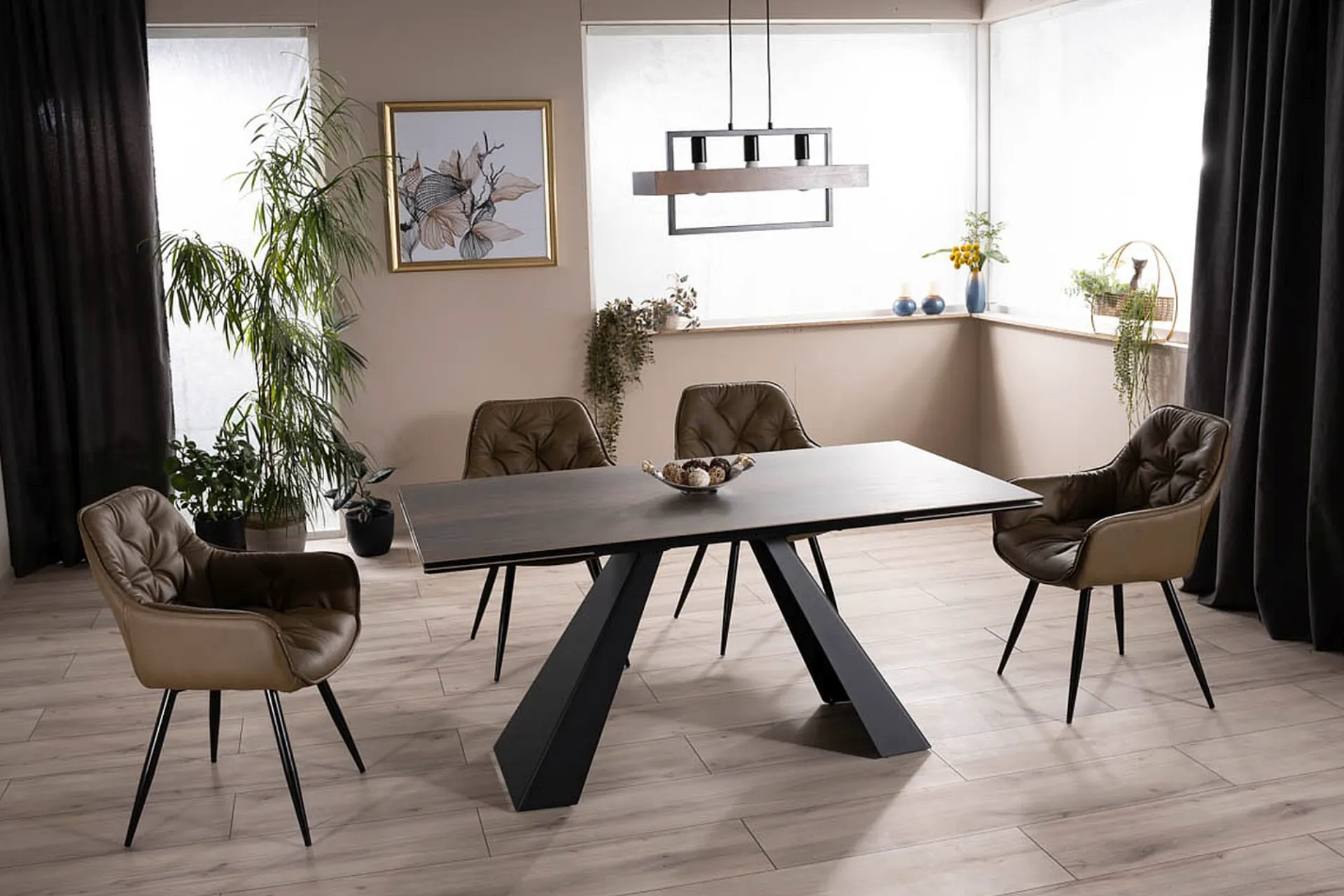 Jedálenský stôl s kovovými nohami