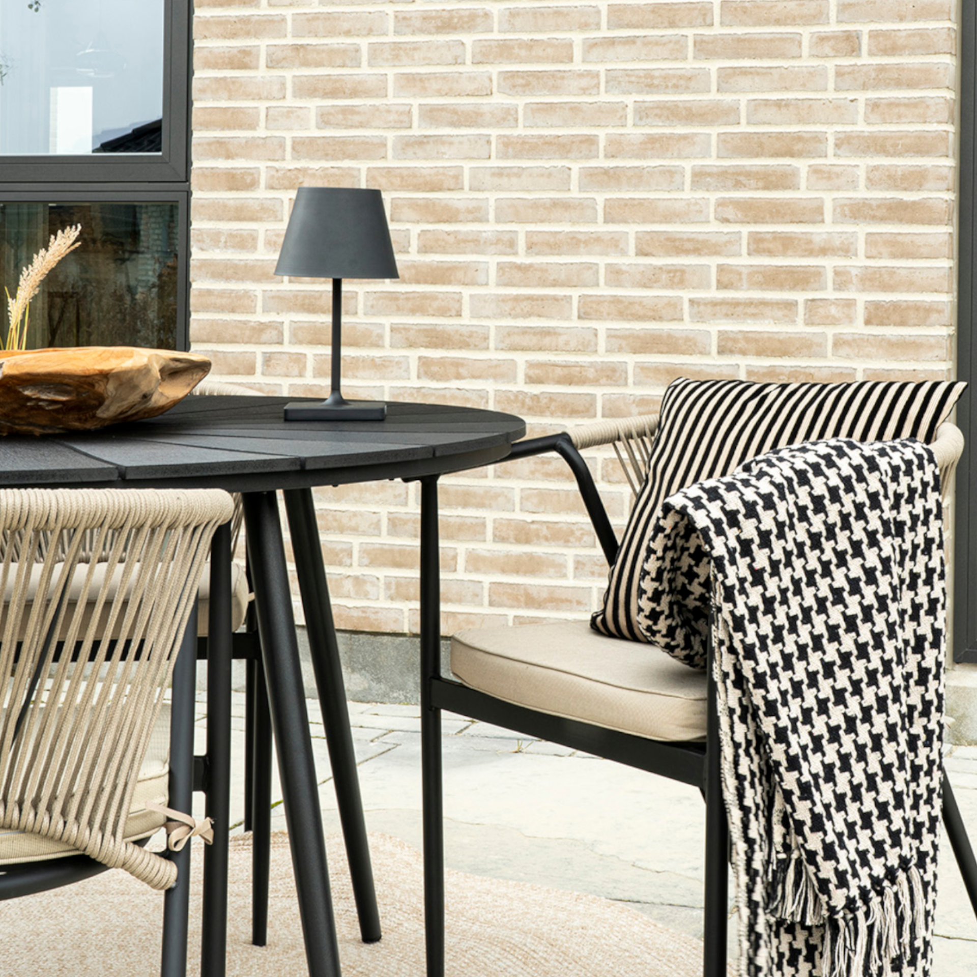 Zahradní LED lampa Dion se solárním panelem. Zdroj: SCONTO Zahradní LED lampa se solárním panelem