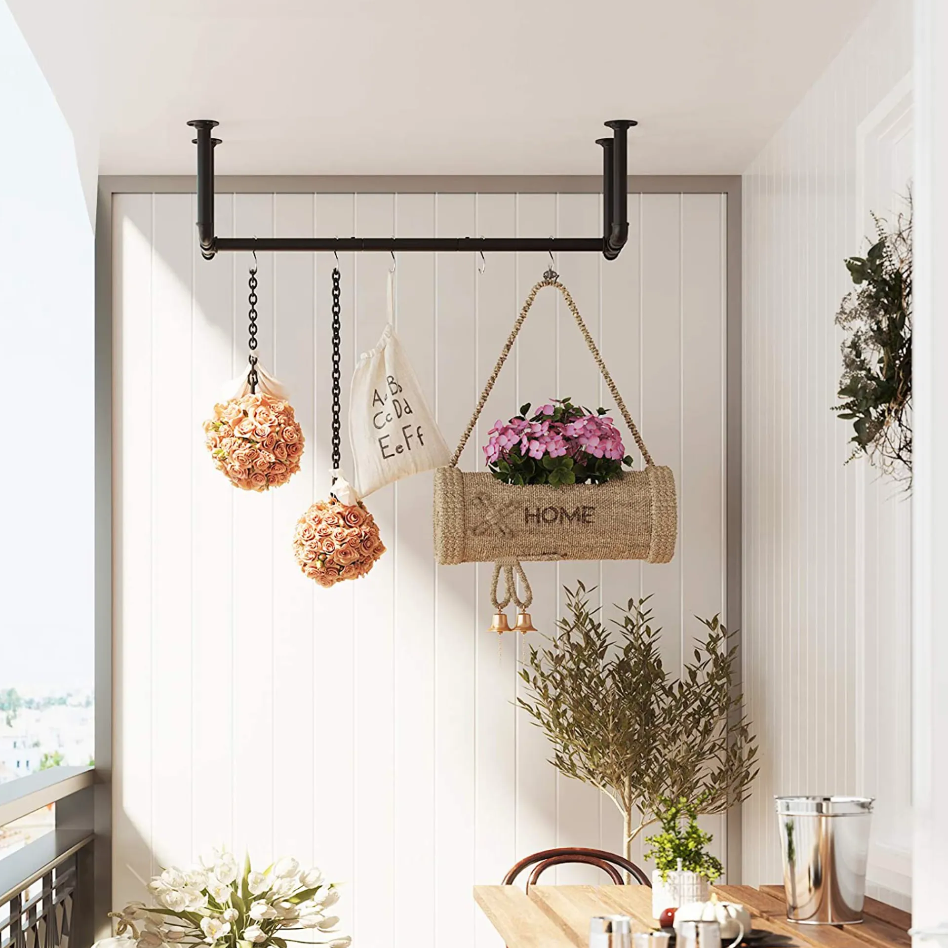 Trubkový věšák HSR64BK-02. Zdroj: SCONTO Trubkový věšák na balkon