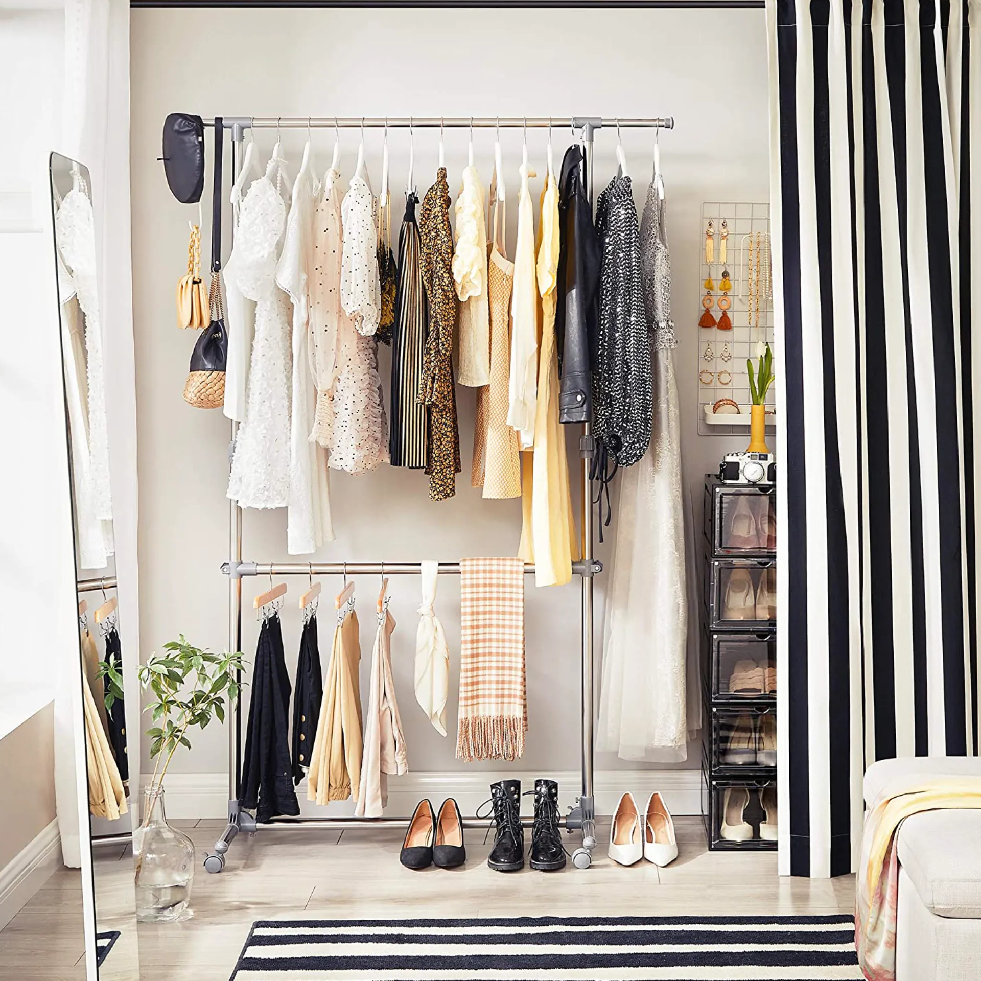 Strieborný stojan na šaty