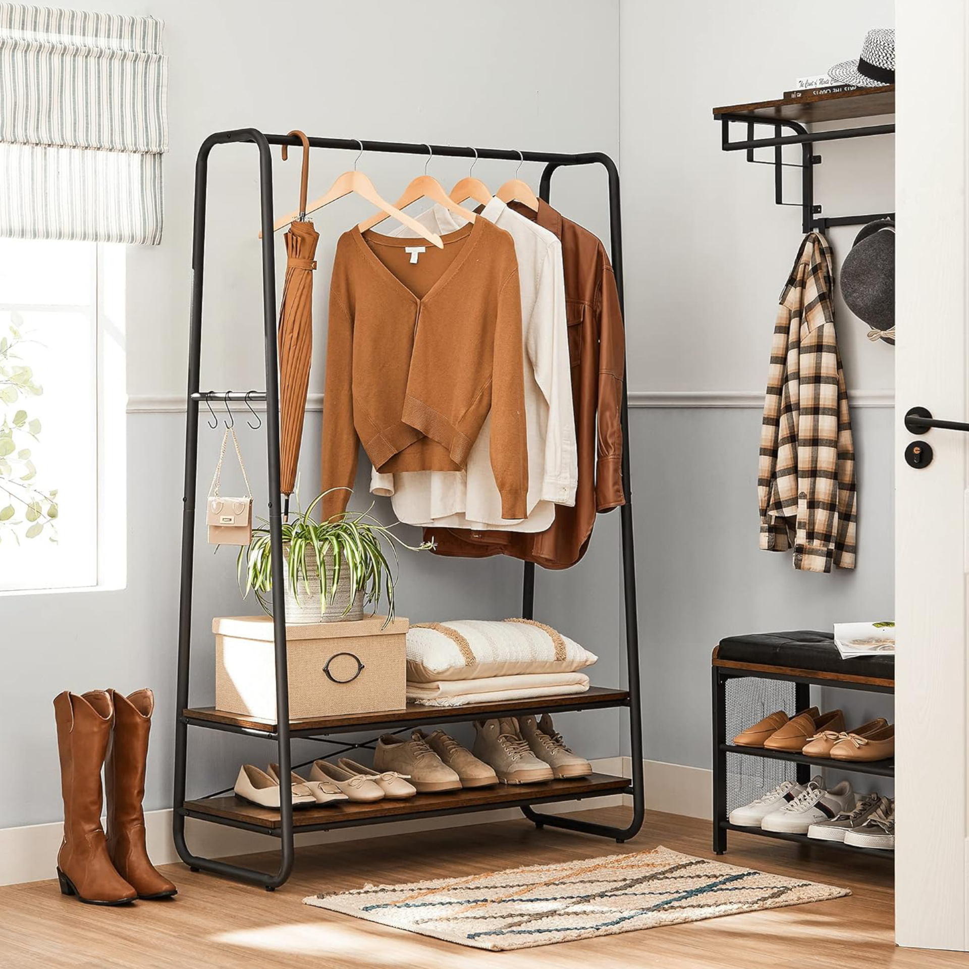 Čierny stojan na šaty s policami